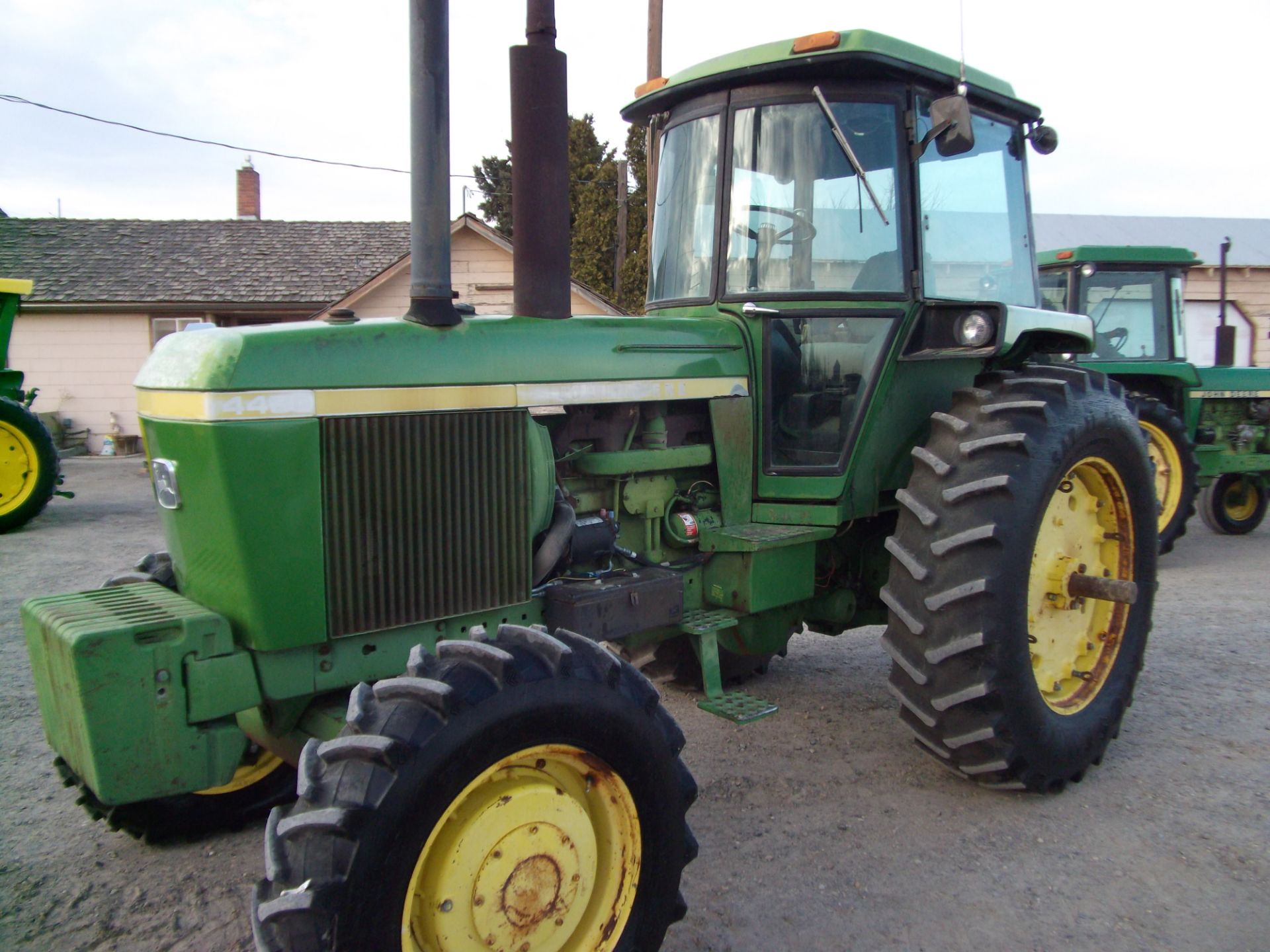 JD 4430 quad trans. 2 hyd. remotes 18.4x38 rubber 6900 hrs