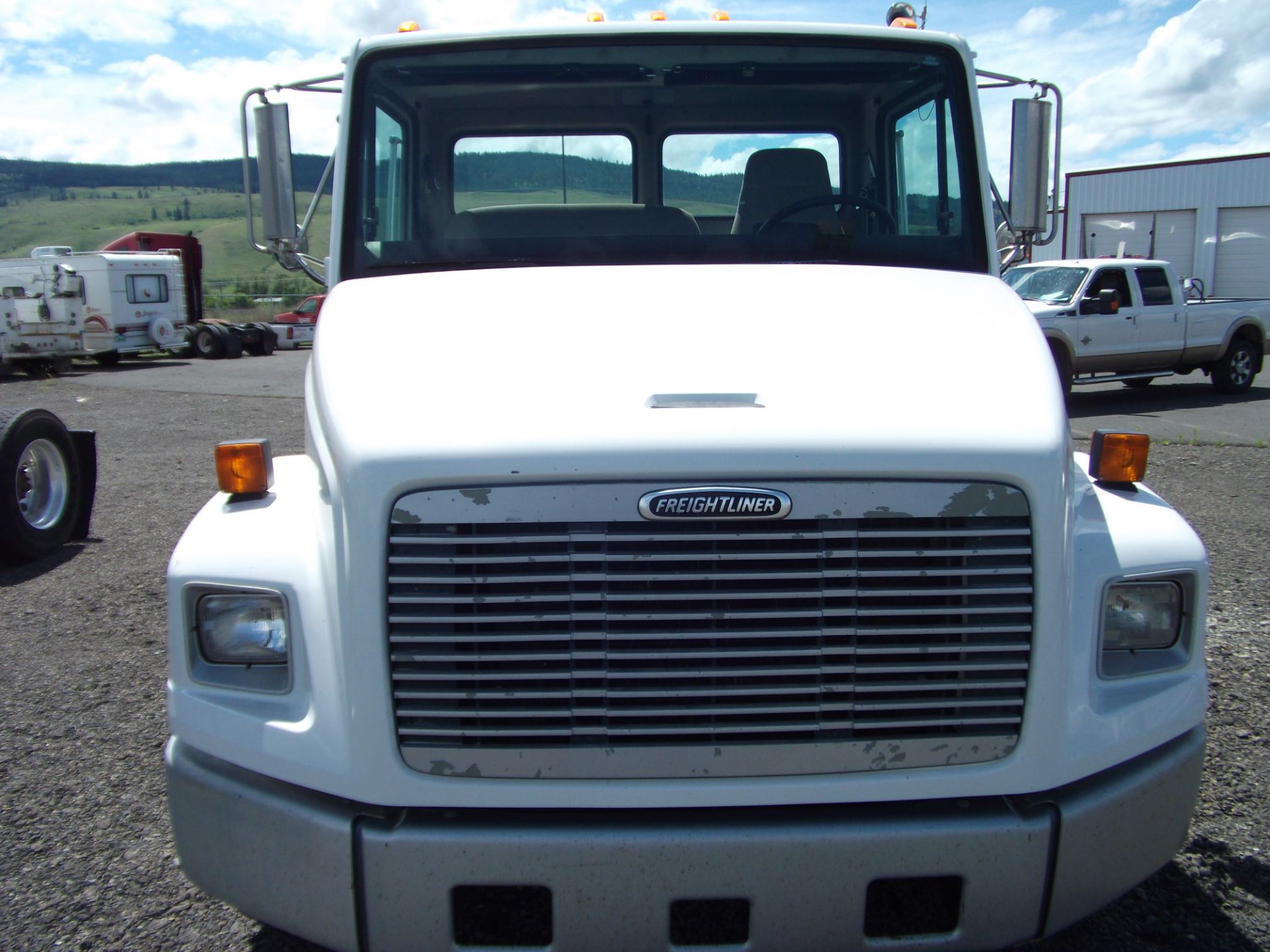 1998 Freightliner FL 60 cummings 5 speed 25500 GVW - Image 2 of 8