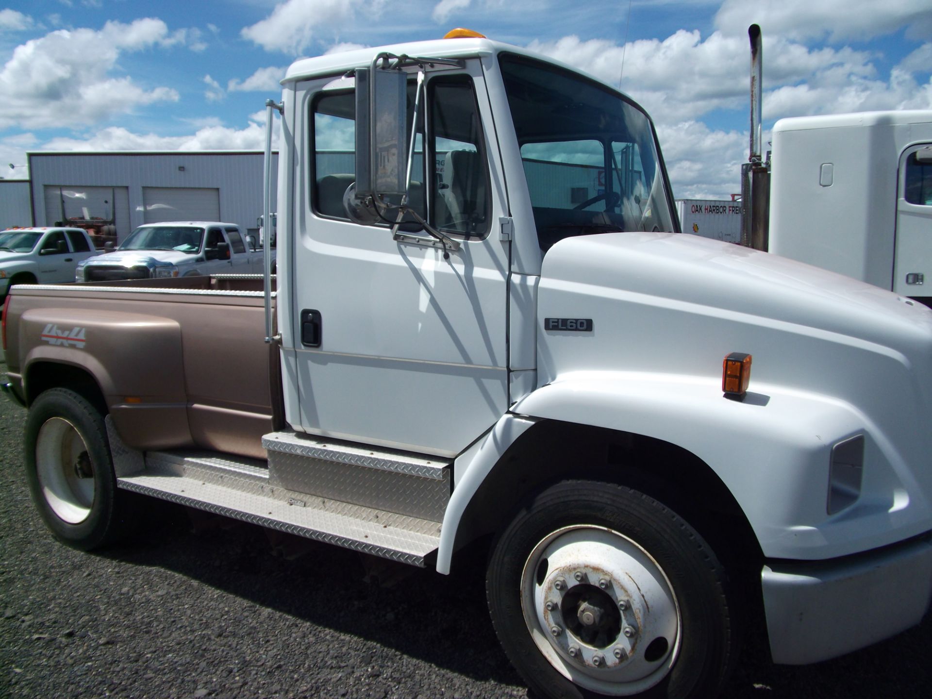 1998 Freightliner FL 60 cummings 5 speed 25500 GVW - Image 3 of 8