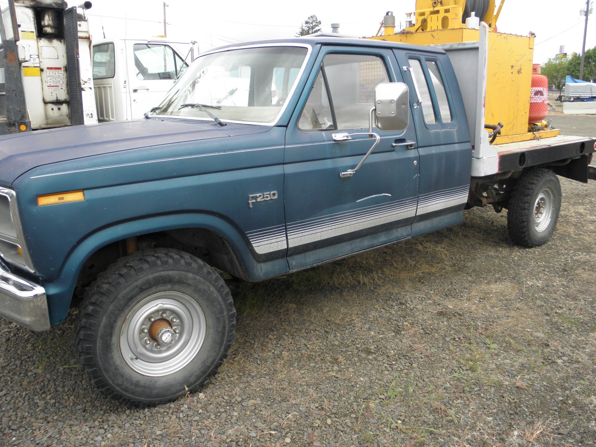 1983 Ford F-250 4X4 ext Cab PU V-8 4spd flatbed