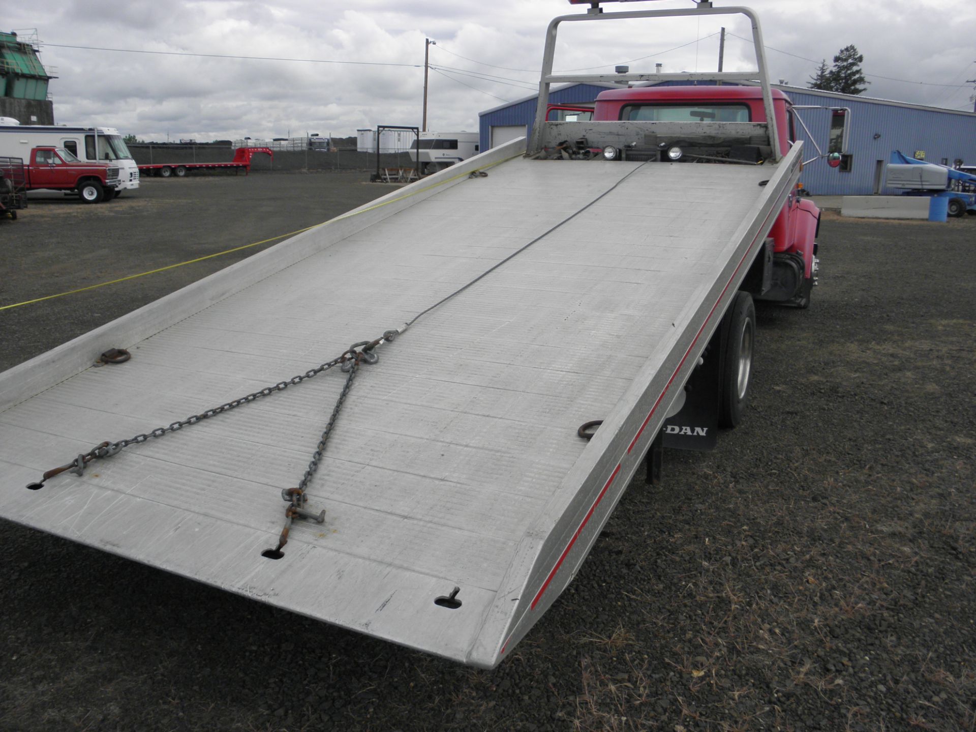 1997 IH 4700 T 444 E single axle wrecker roll bed truck, 7.3 diesel 5spd Jerr Dan alum 18' roll - Image 4 of 4