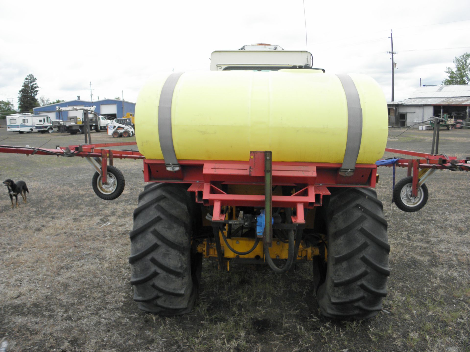 IHC 4100 tractor w/500 gal poly spray tank 60' hyd booms on front 3pt w/foam markers - Image 2 of 2