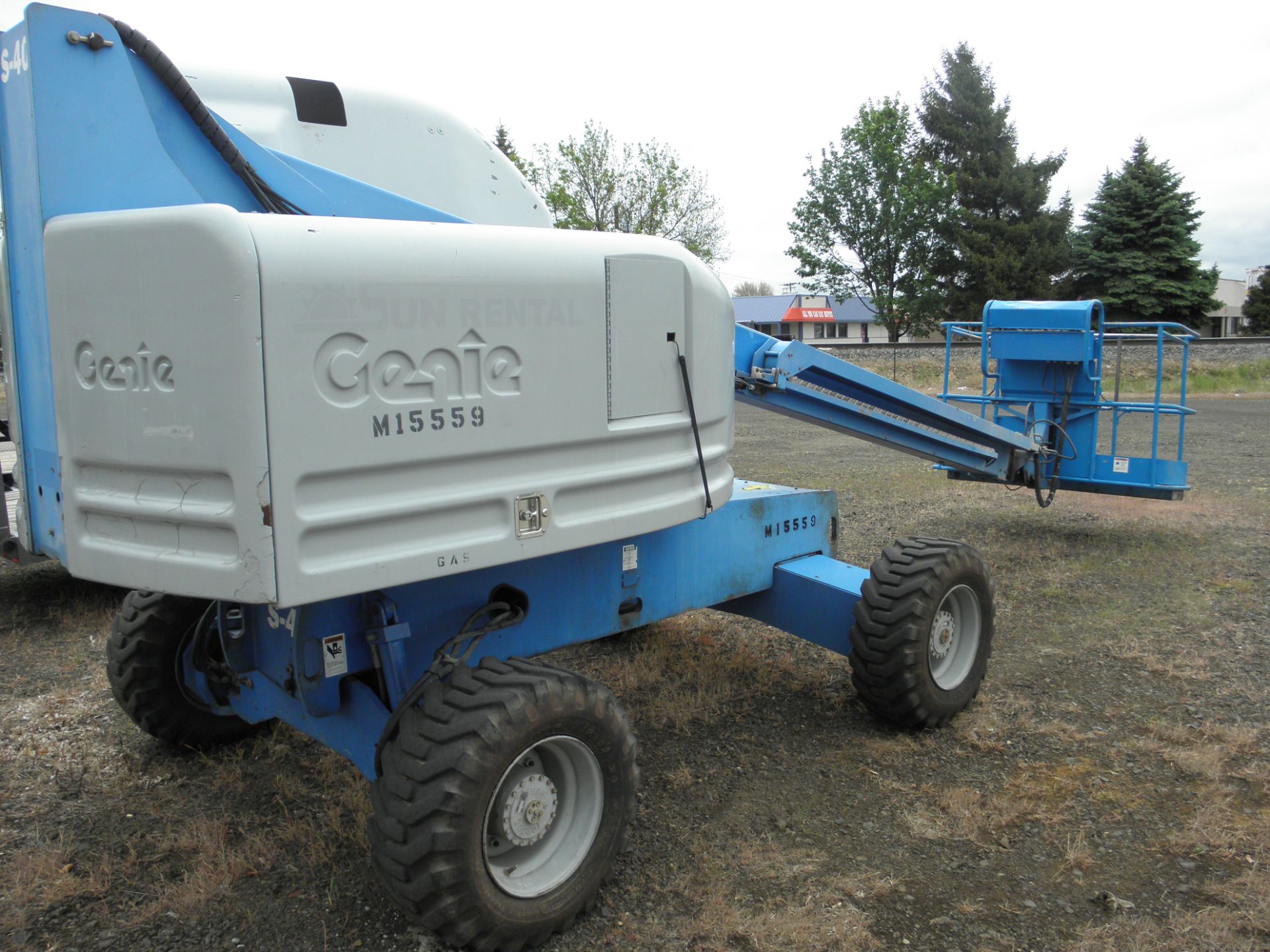 Genie S-40  AWD 40' telescopic boom man lift, Ford gas 4 cyl engine 4142hrs exc cond.