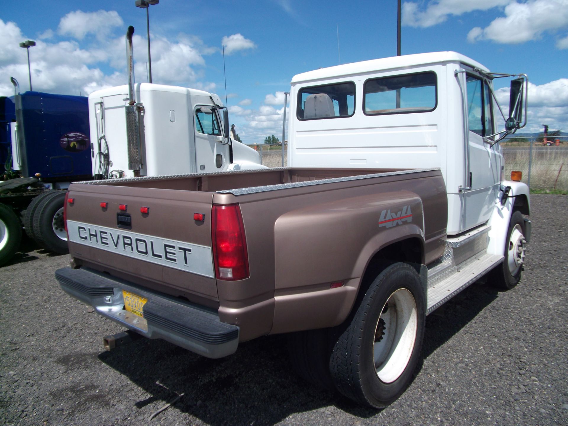 1998 Freightliner FL 60 cummings 5 speed 25500 GVW - Image 4 of 8