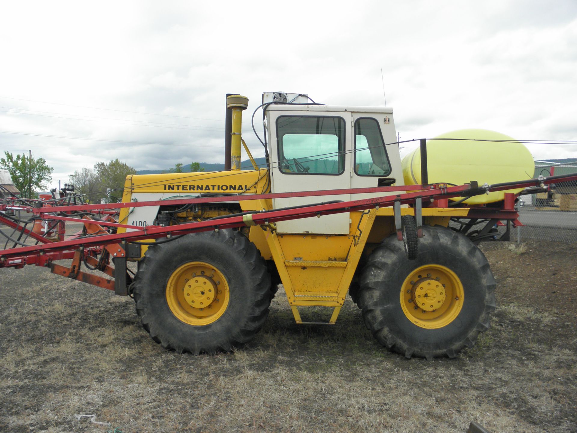 IHC 4100 tractor w/500 gal poly spray tank 60' hyd booms on front 3pt w/foam markers