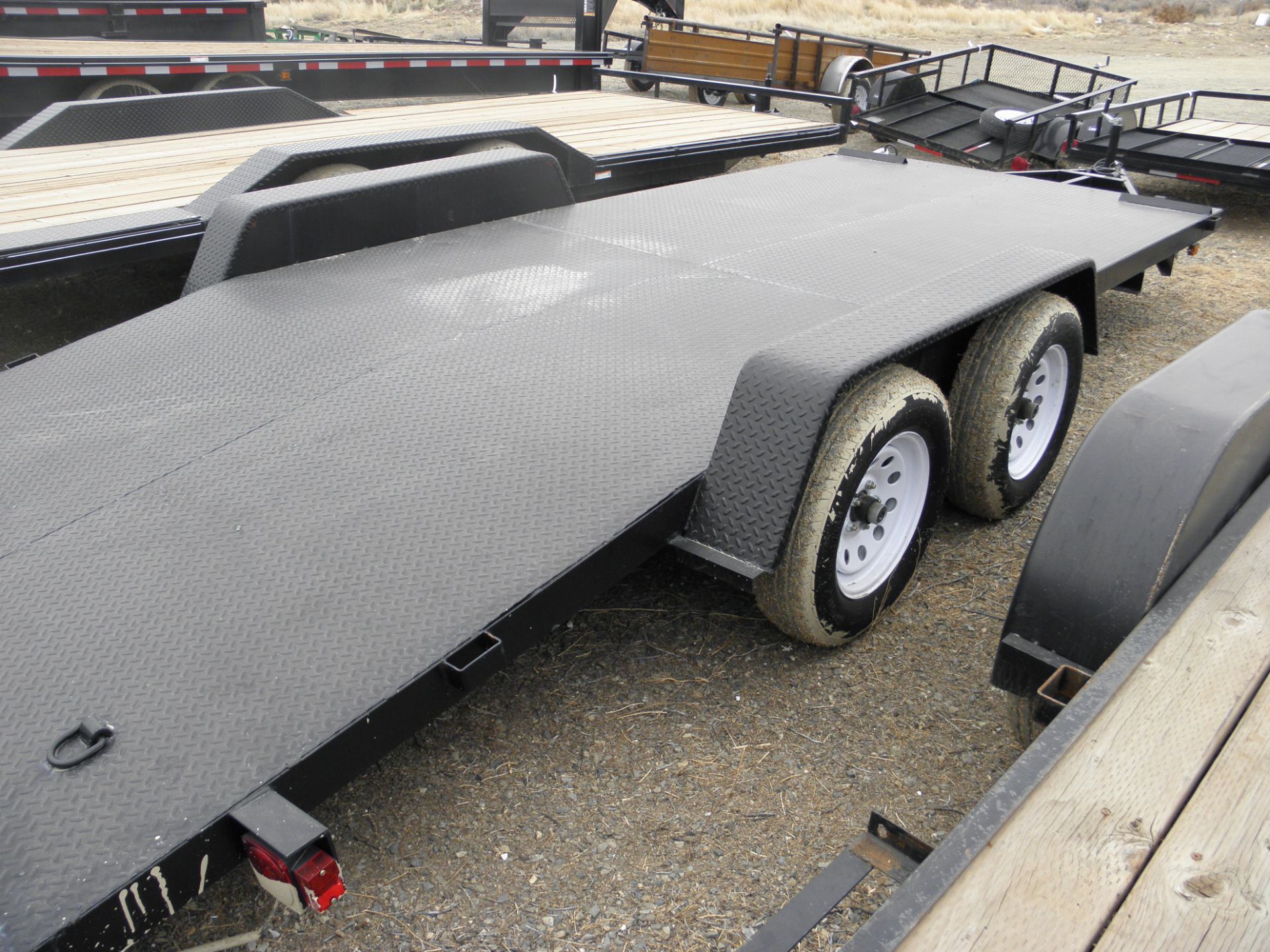 2015 7' X 18' tandem axle flatbed diamond plate deck w/beaver tail - Image 3 of 3