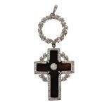 Belle Epoque cross pendant, circa 1910 Platinum, agate, central old brilliant cut diamond, 0.08