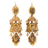 Gold alfonsino period earrings, 19th Century Chiseled gold, enamel and table-cut diamonds, 0.01 cts.