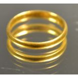 A 22ct gold wedding band (2.2g)