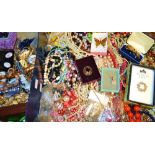 A quantity of costume jewellery