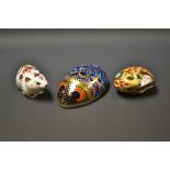 A Royal Crown Derby paperweight, Country Mouse, gold stopper, boxed; another, Collector's Guild