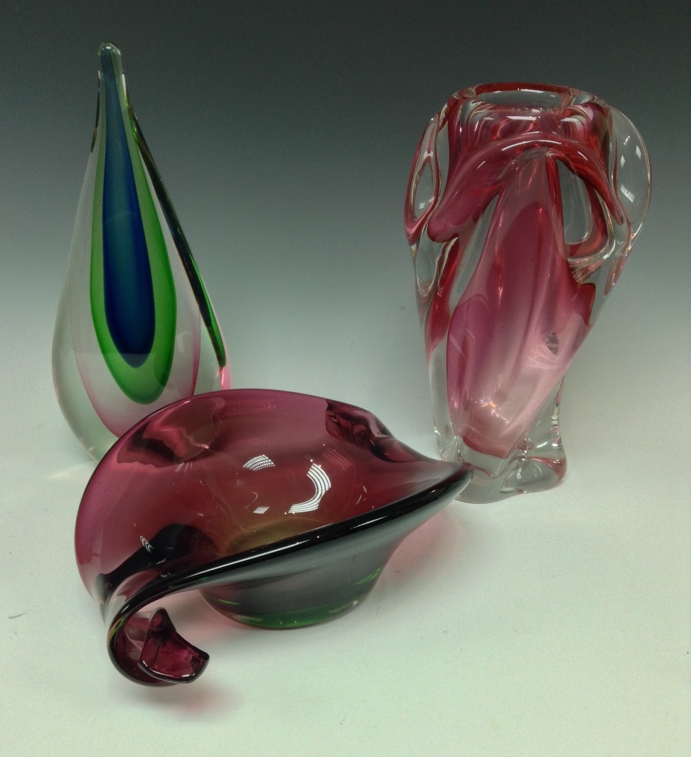 A Murano mauve glass dish, curled ends, 24cm diam; a Murano glass pink vase, moulded sides, 24.