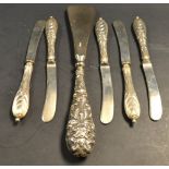 Large silver handled shoe horn and 5 silver handled knives