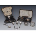 A George V silver egg cup and spoon, Thomas Bradbury & Sons,
