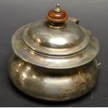 An Edwardian silver caddy, hinged cover, London 1908, 7.