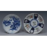 A Lowestoft Fence pattern circular saucer, decorated in underglaze blue with fence, peonies and hut,