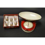 A set of Waymaster retro enamelled tin weighing scales, 10lbs by 1oz; a set of six vintage glasses,