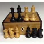 A boxwood and ebonised Staunton pattern chess set, the kings 6.