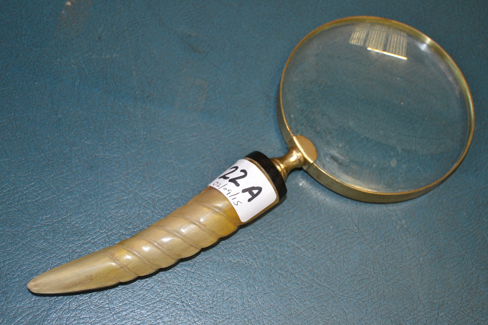 **PLEASE NOTE AMENDED DESCRIPTION**
A horn effect handled magnifying or reading glass