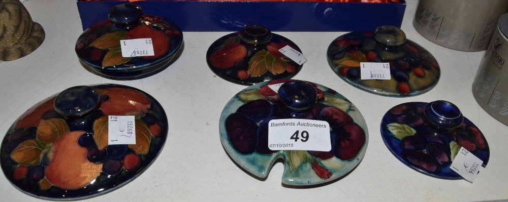 A Moorcroft Pansy pattern lid, 9.