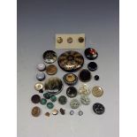 Buttons - a graduated set of three gentleman's studs with agate inset,