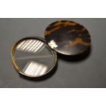 A George III tortoiseshell and horn gentleman's oval folding pocket lens, 7.