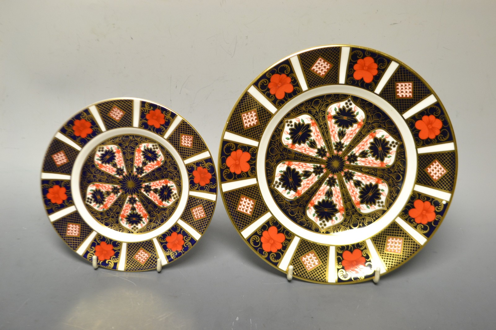 A Royal Crown Derby 1128 pattern circular side plate,