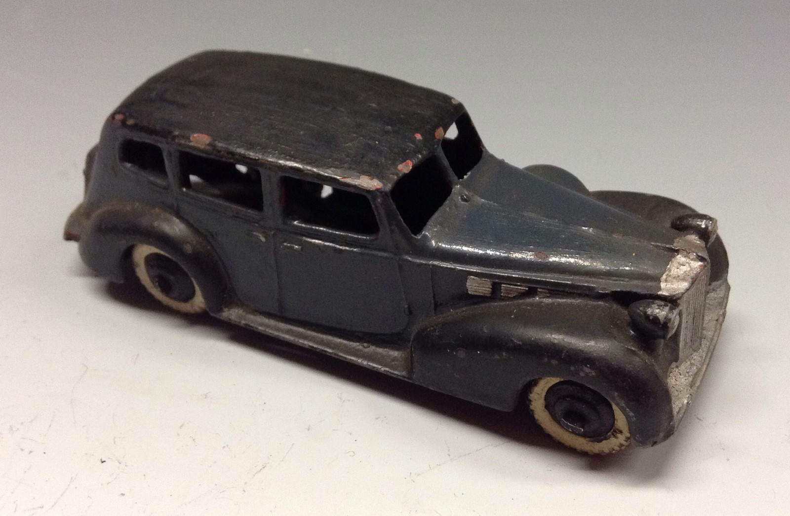 Dinky Toys 39a Packard Super 8 Tourer, black body,