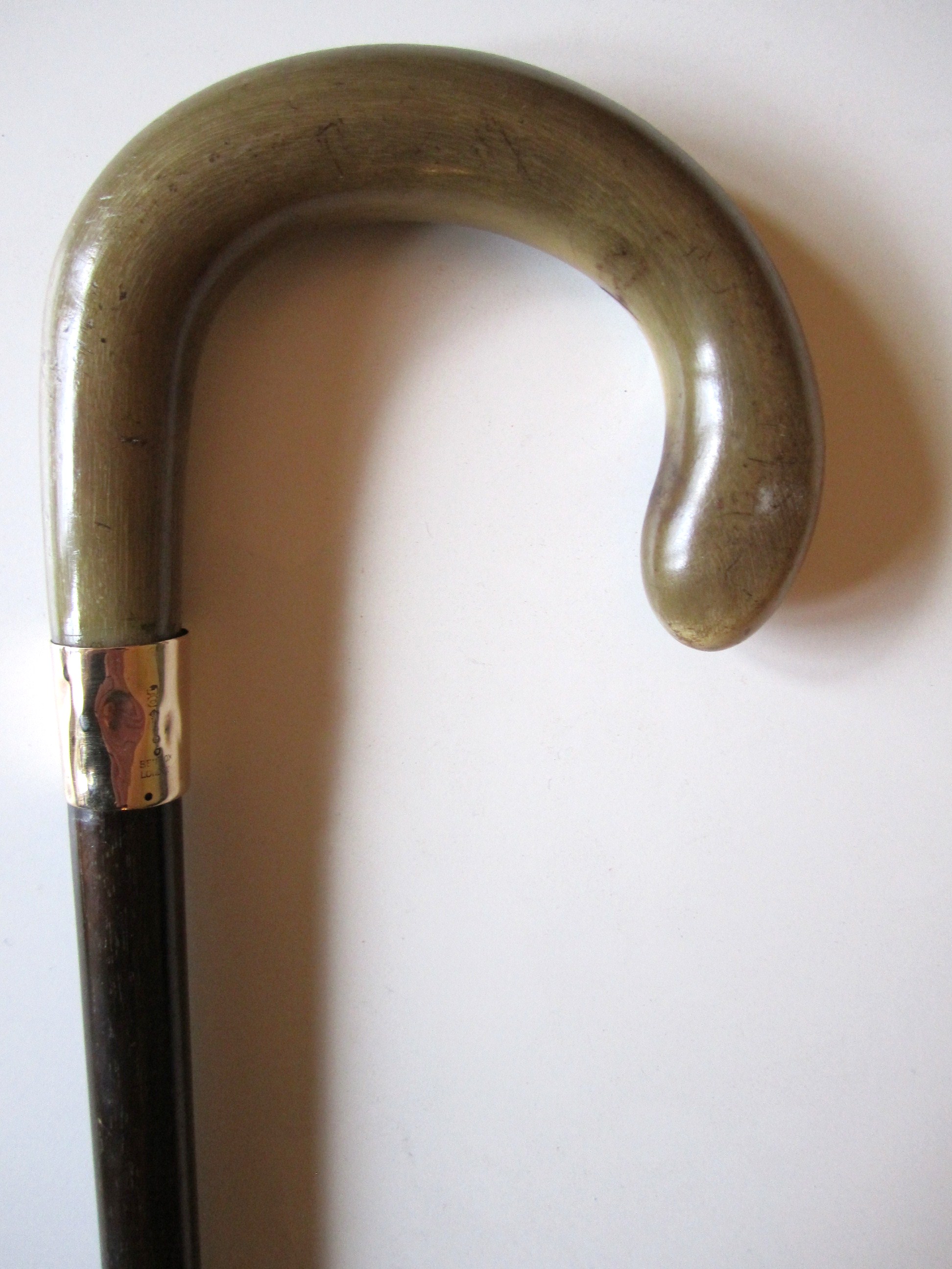 Horn Cane (possibly rhino) by London Maker Ben Cox. Solid 9ct gold collar, coromandel shaft. - Image 2 of 4