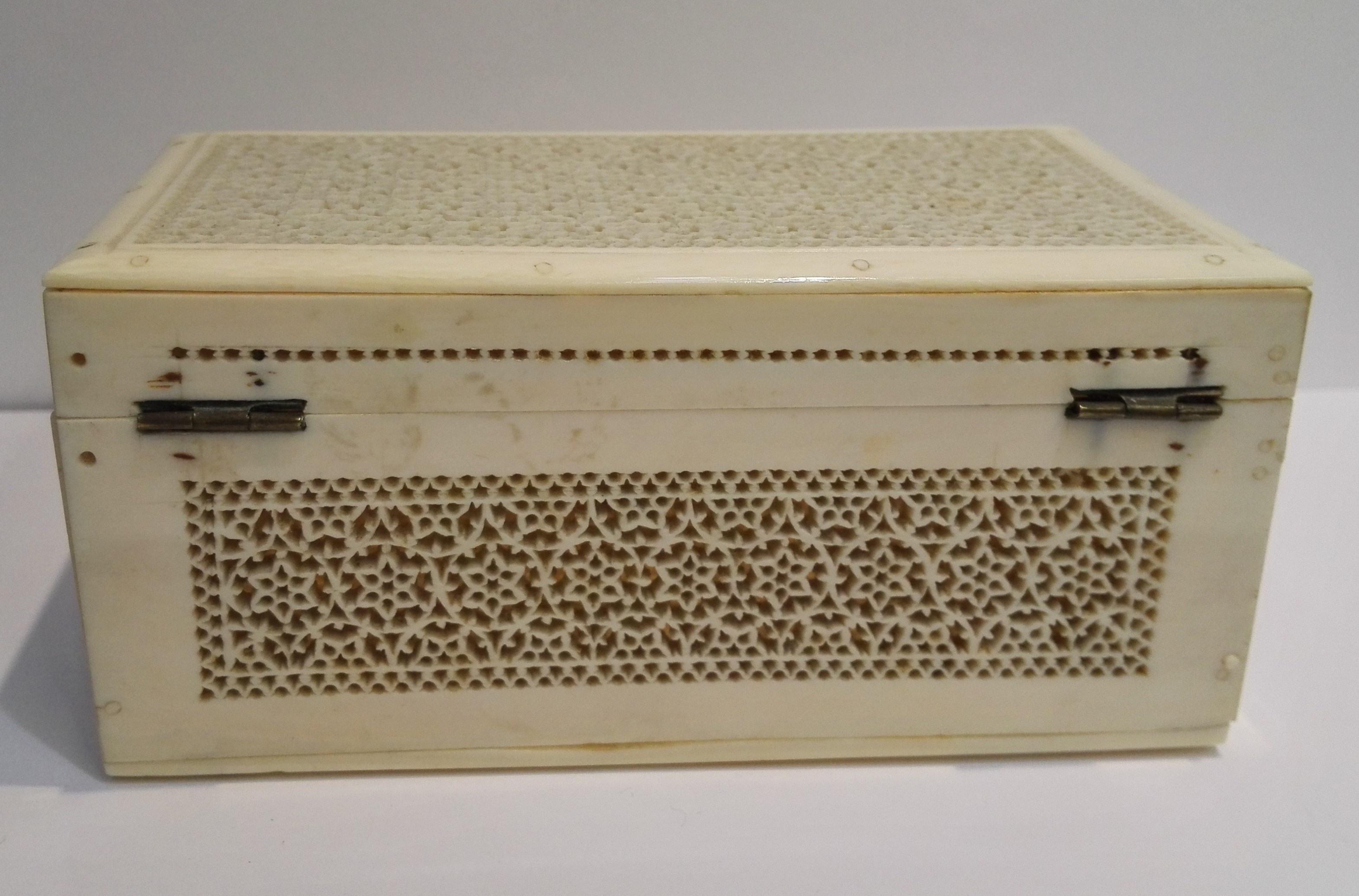 A C19th Indian ivory fine elaborate pierced casket/box with intricate openwork detailing, L11.5cm - Image 4 of 6