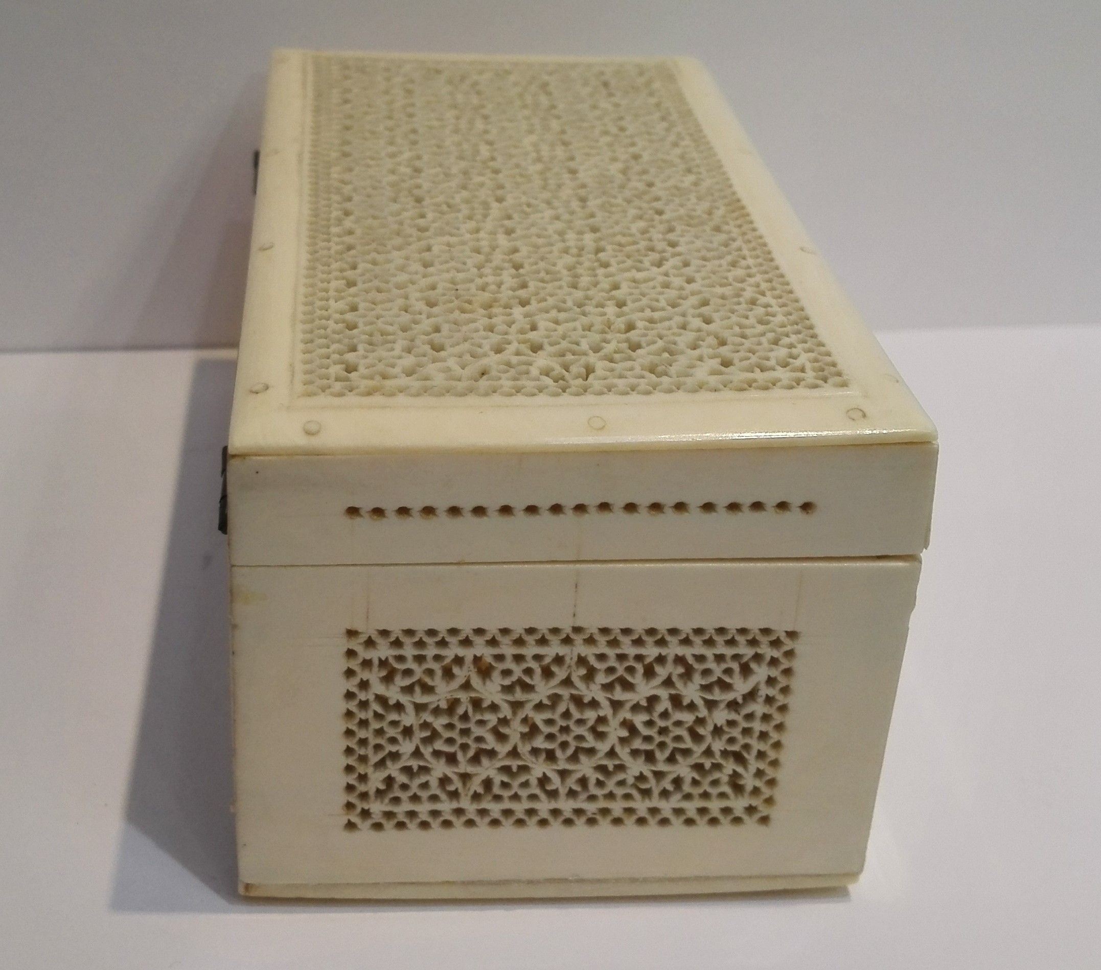A C19th Indian ivory fine elaborate pierced casket/box with intricate openwork detailing, L11.5cm - Image 5 of 6