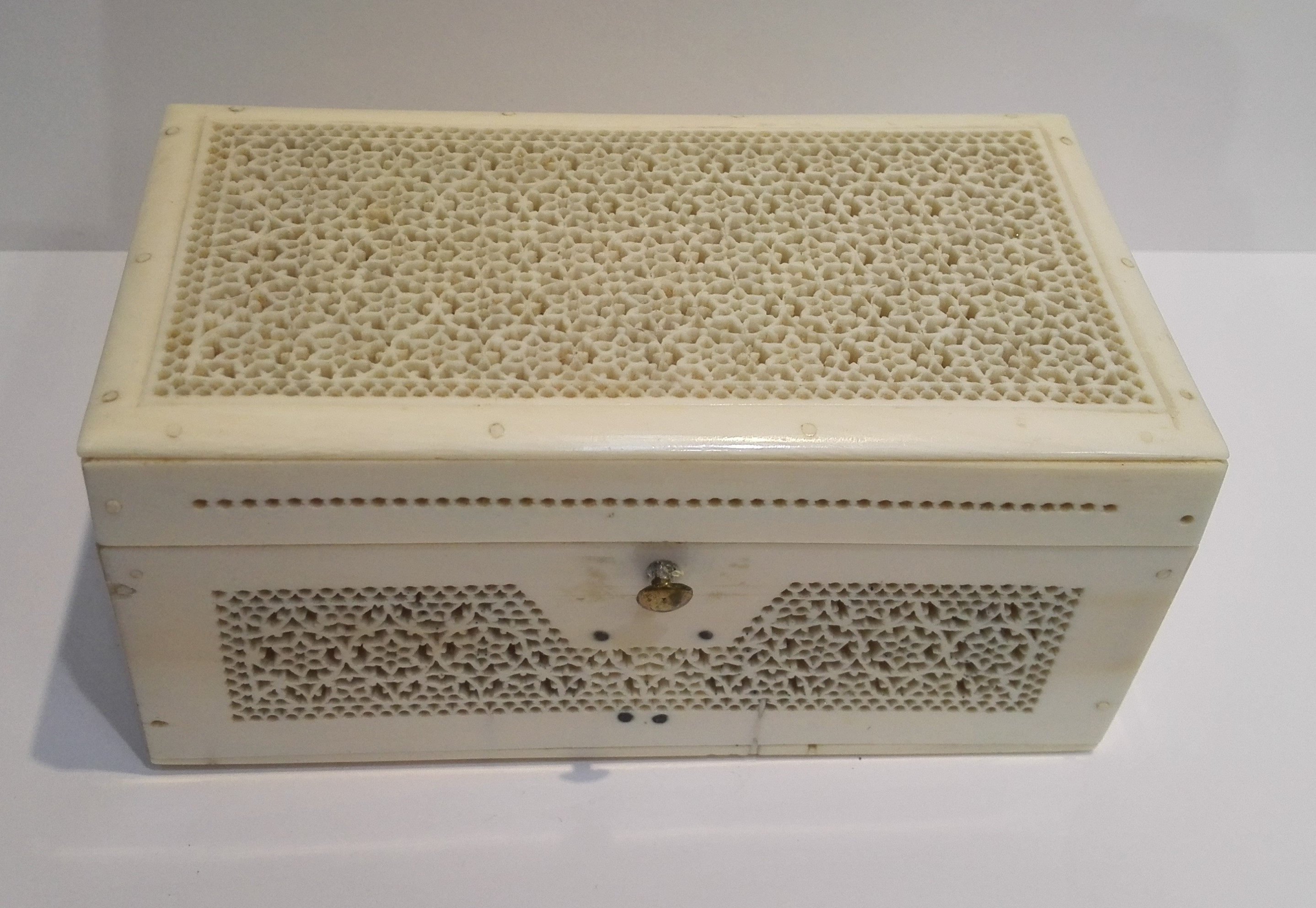 A C19th Indian ivory fine elaborate pierced casket/box with intricate openwork detailing, L11.5cm - Image 6 of 6