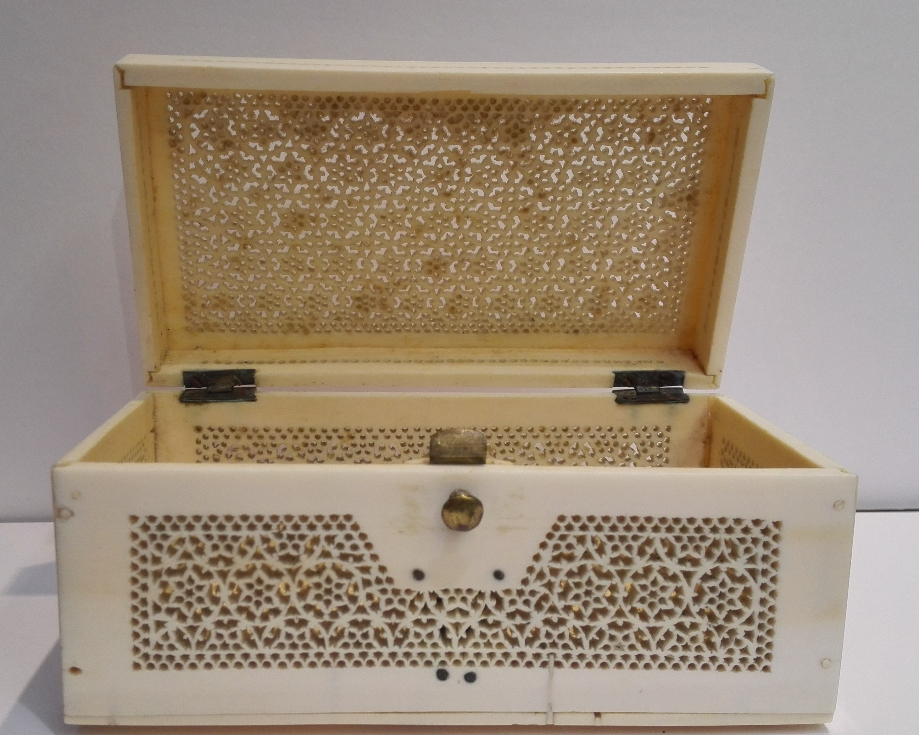 A C19th Indian ivory fine elaborate pierced casket/box with intricate openwork detailing, L11.5cm - Image 2 of 6