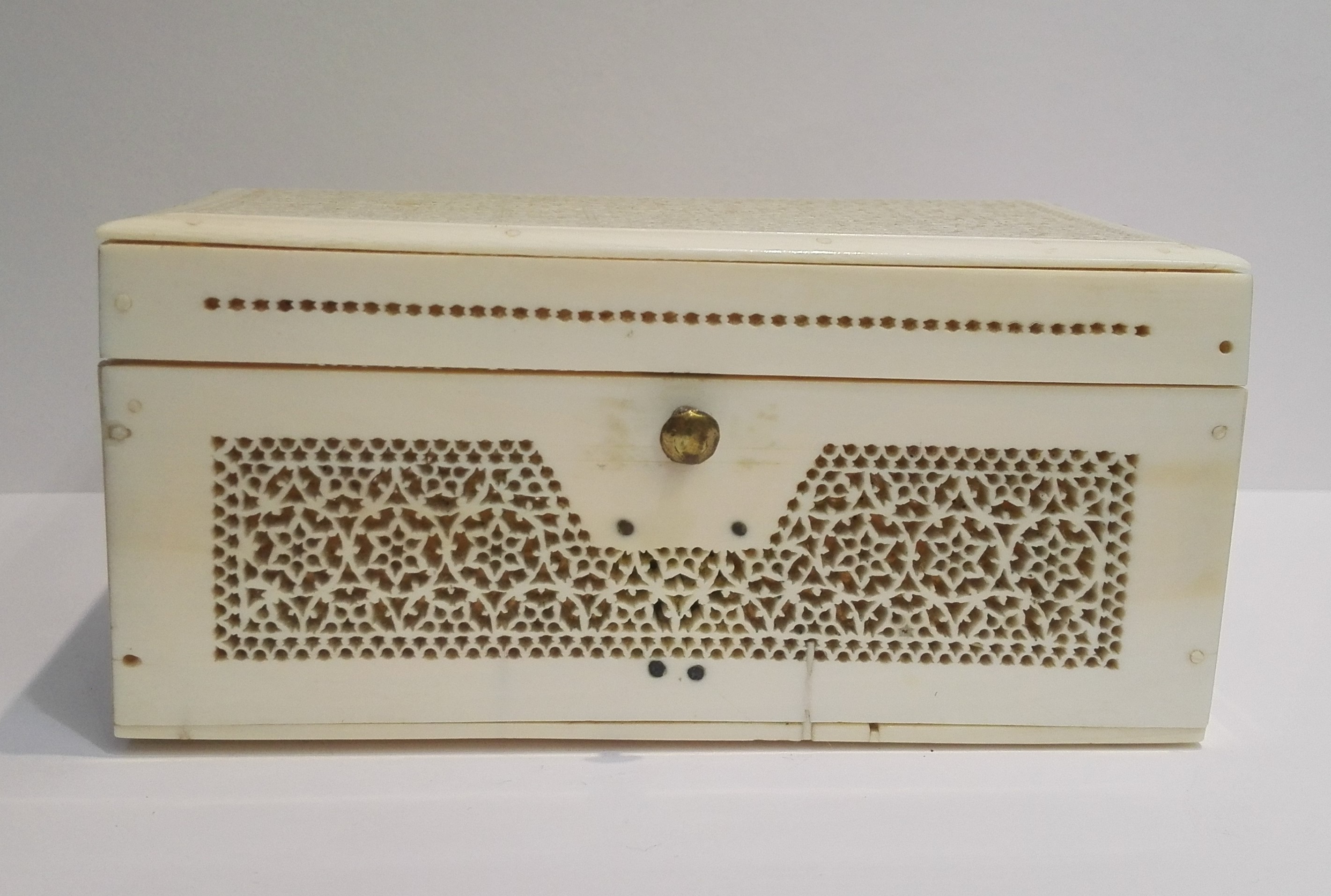 A C19th Indian ivory fine elaborate pierced casket/box with intricate openwork detailing, L11.5cm