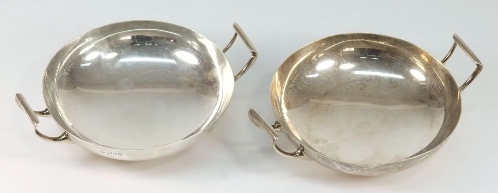 A pair of Edward VII silver two-handled