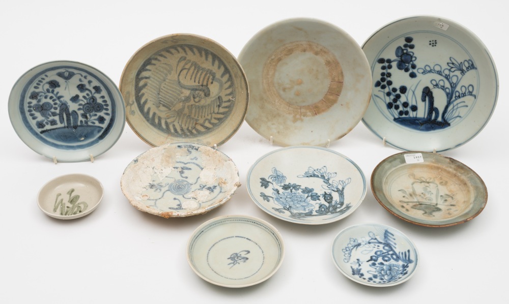 Tek Sing Cargo - ten Chinese porcelain plates and shallow dishes: each of circular form and painted