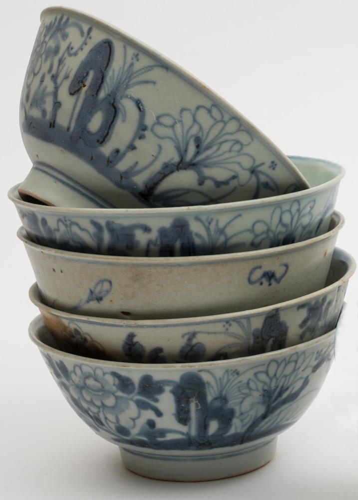 Tek Sing Cargo - five good Chinese porcelain bowls: of circular form the exterior painted in blue