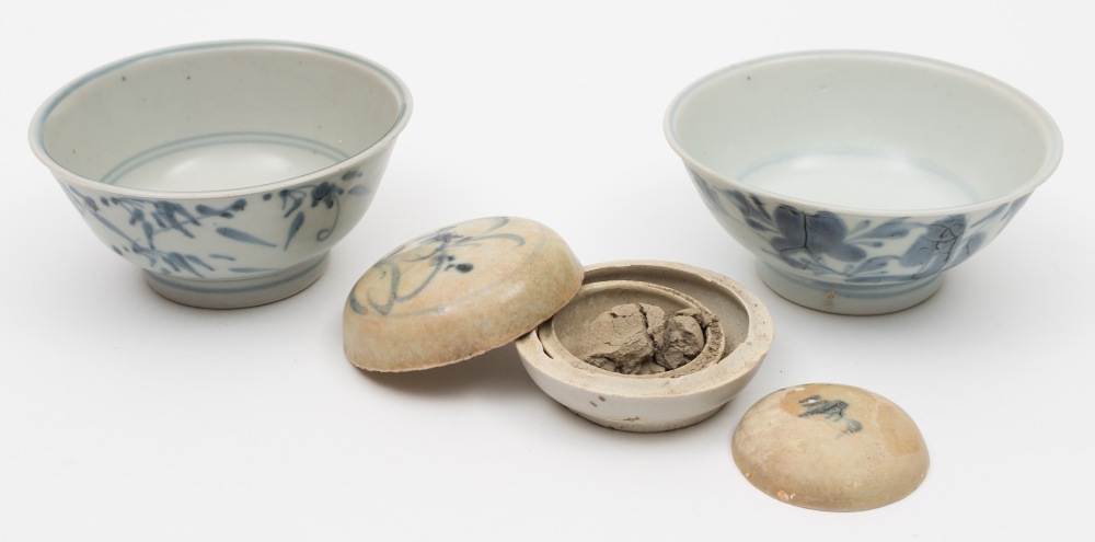 Tek Sing Cargo - Two Chinese porcelain boxes and two good bowls: the boxes of circular form and