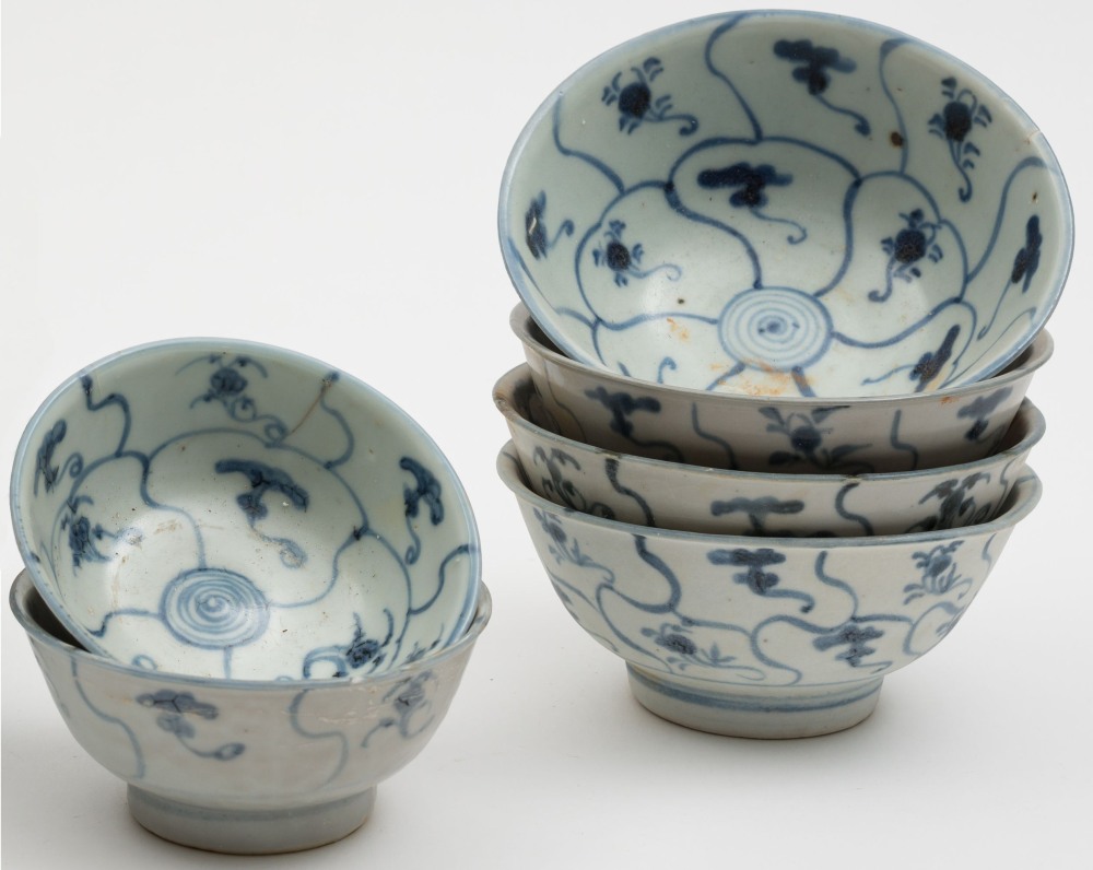 Tek Sing Cargo - six Chinese porcelain bowls: of circular form,