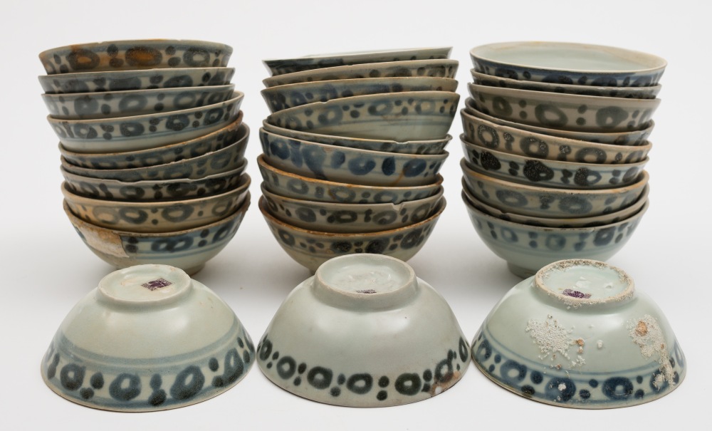 Tek Sing Cargo - thirty Chinese porcelain bowls: of circular form painted on the exterior with a