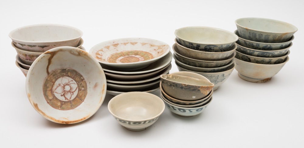 Tek Sing Cargo - five Swatow dishes and five matching stands and fifteen Chinese porcelain bowls: