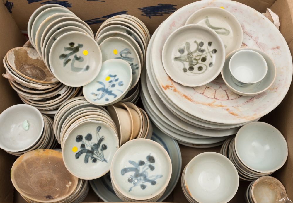 Tek Sing Cargo - an accumulation of Chinese porcelain comprising forty small dishes: painted in