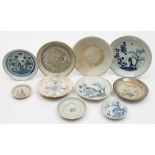 Tek Sing Cargo - ten Chinese porcelain plates and shallow dishes: each of circular form and painted