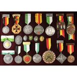 Shadow box with rifleman-badges. Sundry. In high quality shadow box. Condition: II Schaukasten mit