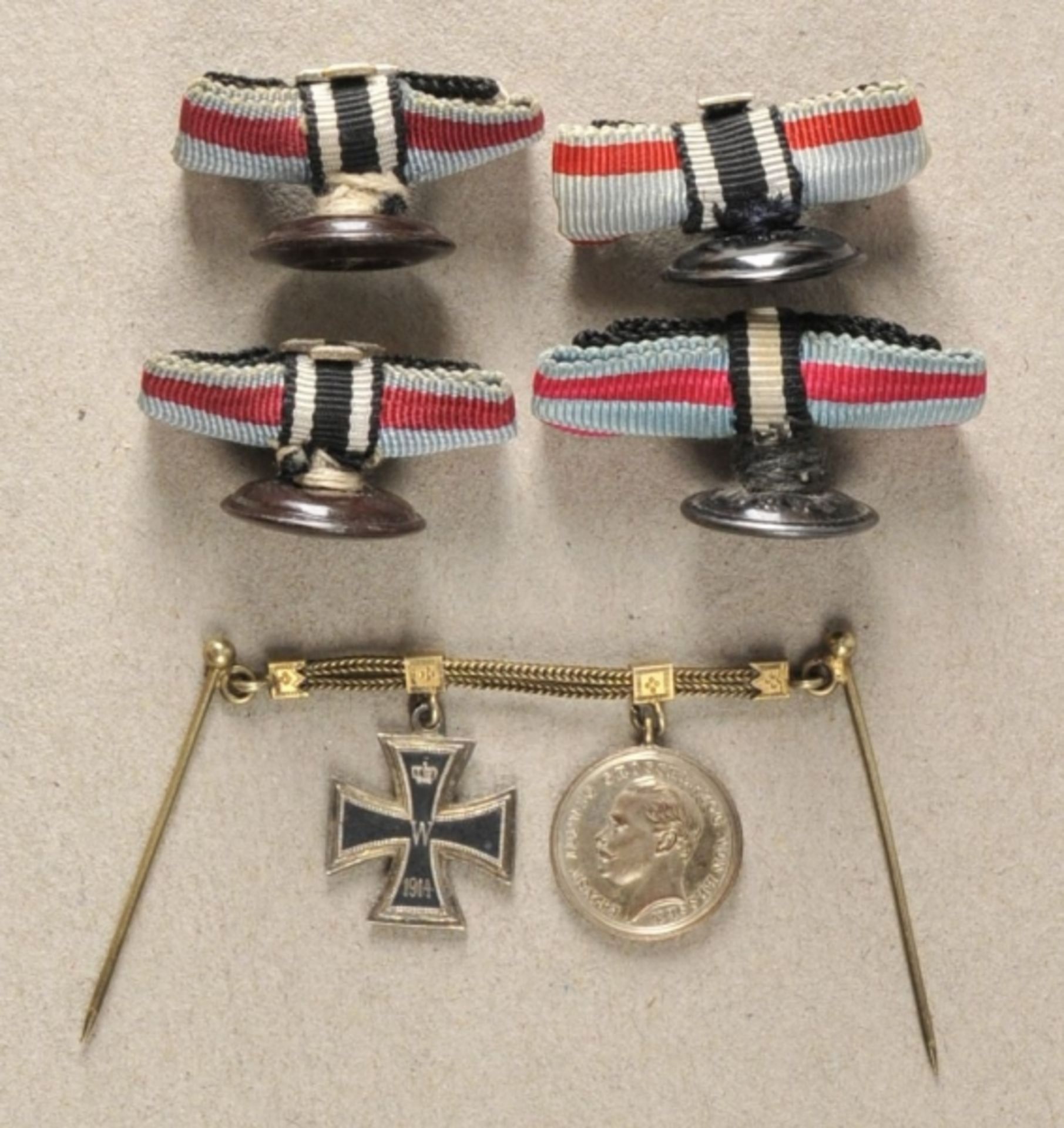 Hesse: small property of a brave Hesse. Miniature bracelet and sundry botton hole decorations. - Bild 2 aus 3