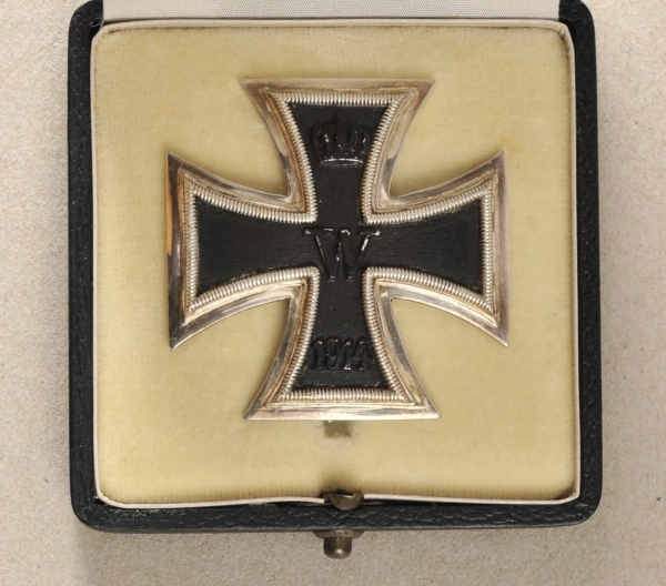 Prussia: Iron Cross, 1914, 1st class, in case. Blackened iron core, silvered rib, curved, hallmakred