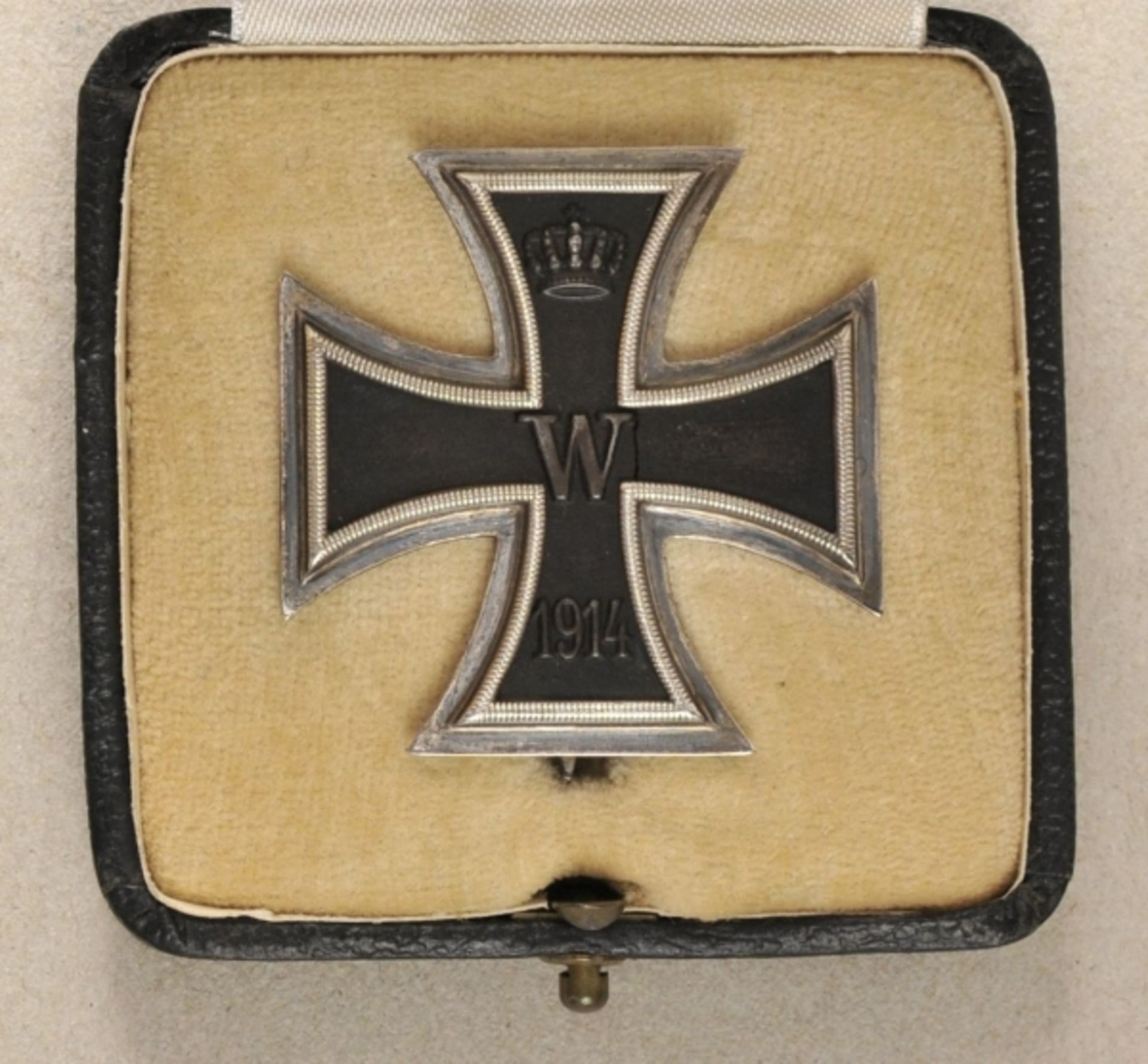 Prussia: Iron Cross, 1914, 1st class, in case. Blackened iron core, broken, silver-rib, on needle;