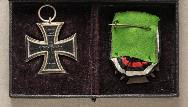 Prussia: decoration case. 1.) Iron Cross, 1914, 2nd class, hallmarked in ring CD 800; 2.) German - Image 2 of 3