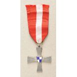 Finnland: Cross of the 18th Division. Silvered, enamelled medaillon riveted, hallmarked MERKKI