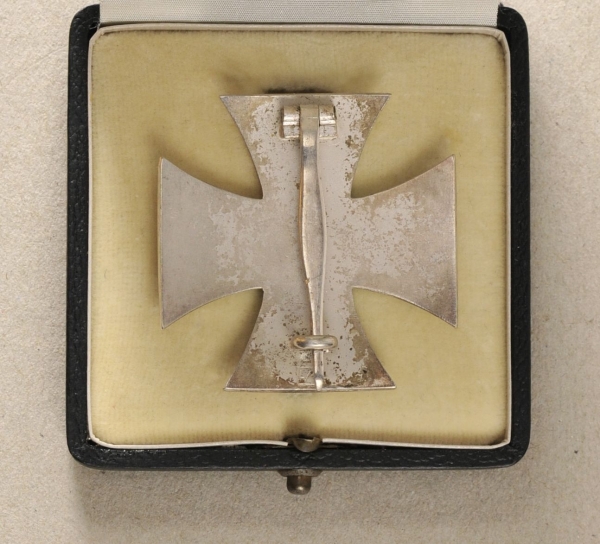 Prussia: Iron Cross, 1914, 1st class, in case. Blackened iron core, silvered rib, curved, hallmakred - Image 2 of 5